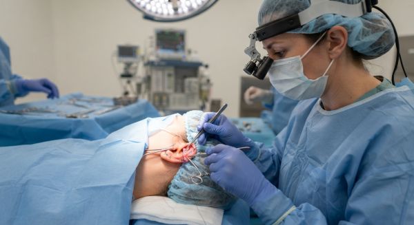 Maximisez votre confiance : guide sur la chirurgie des oreilles